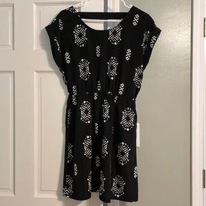 Black short-sleeve dress with pockets